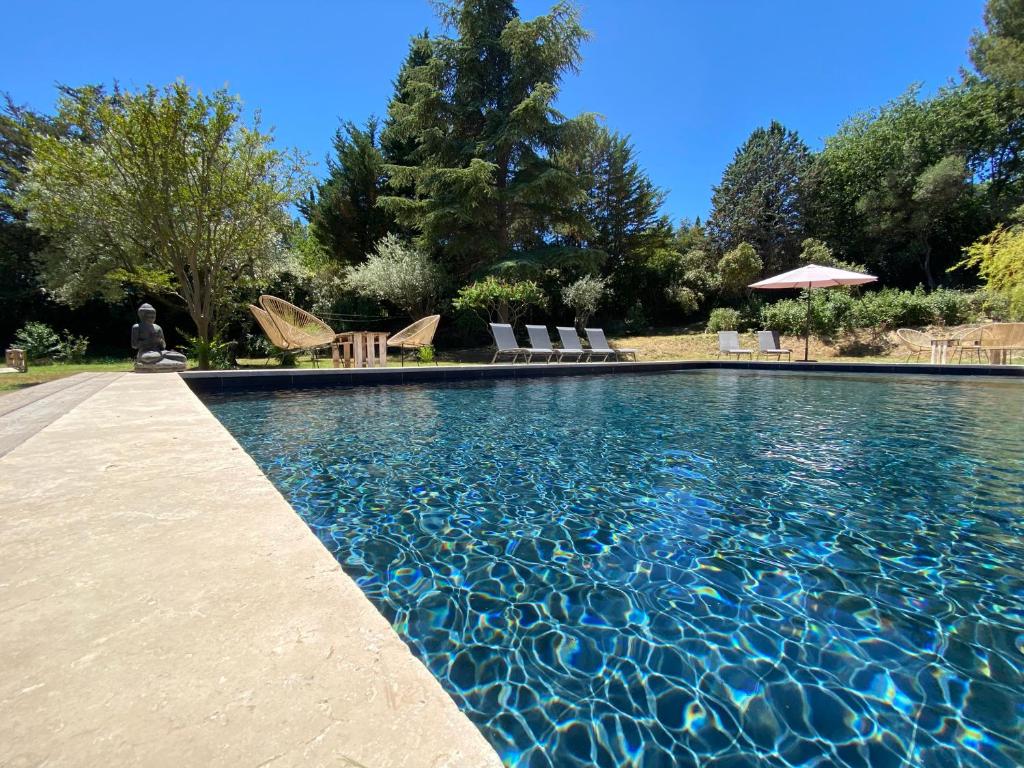 einen Pool mit blauem Wasser im Hof in der Unterkunft Le Domaine de Jaïna in Le Beausset