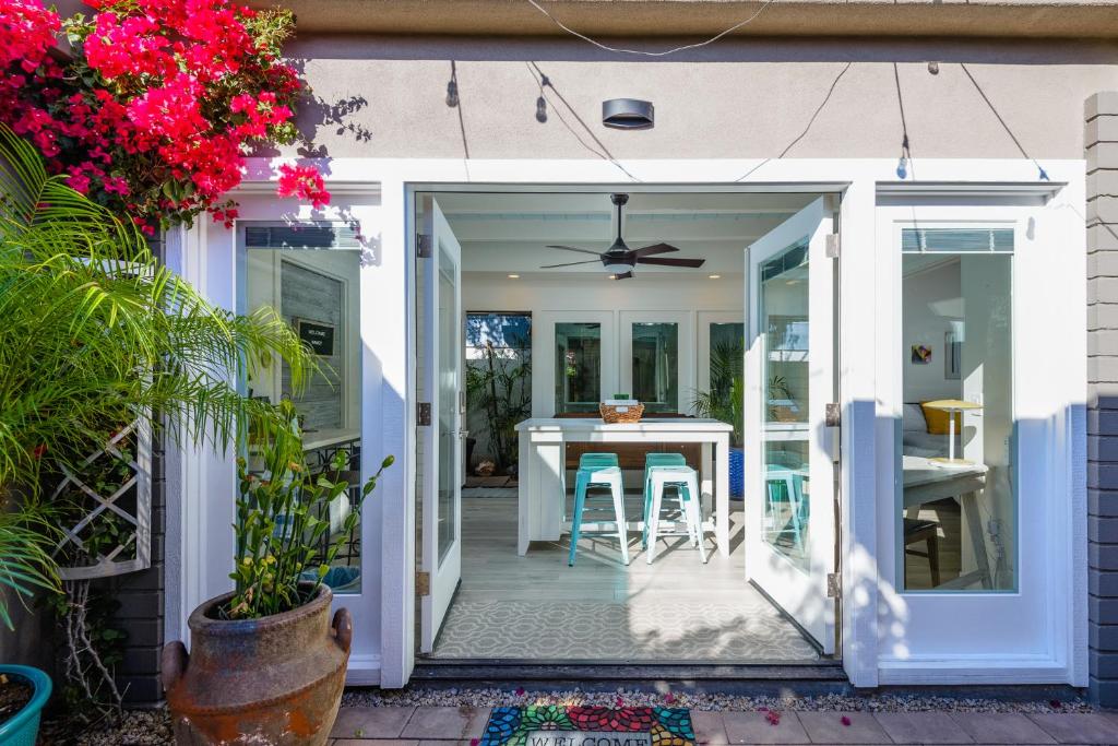 Uptown TROPICAL BEACH HOUSE off Restaurant Row!!