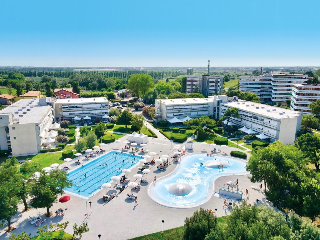 una vista aérea de una gran piscina en un complejo en Isaresidence Holiday Resort en Ca Lino