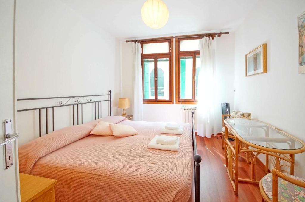 1 dormitorio con 1 cama con 2 toallas en DolceVita Apartments N 285, en Venecia