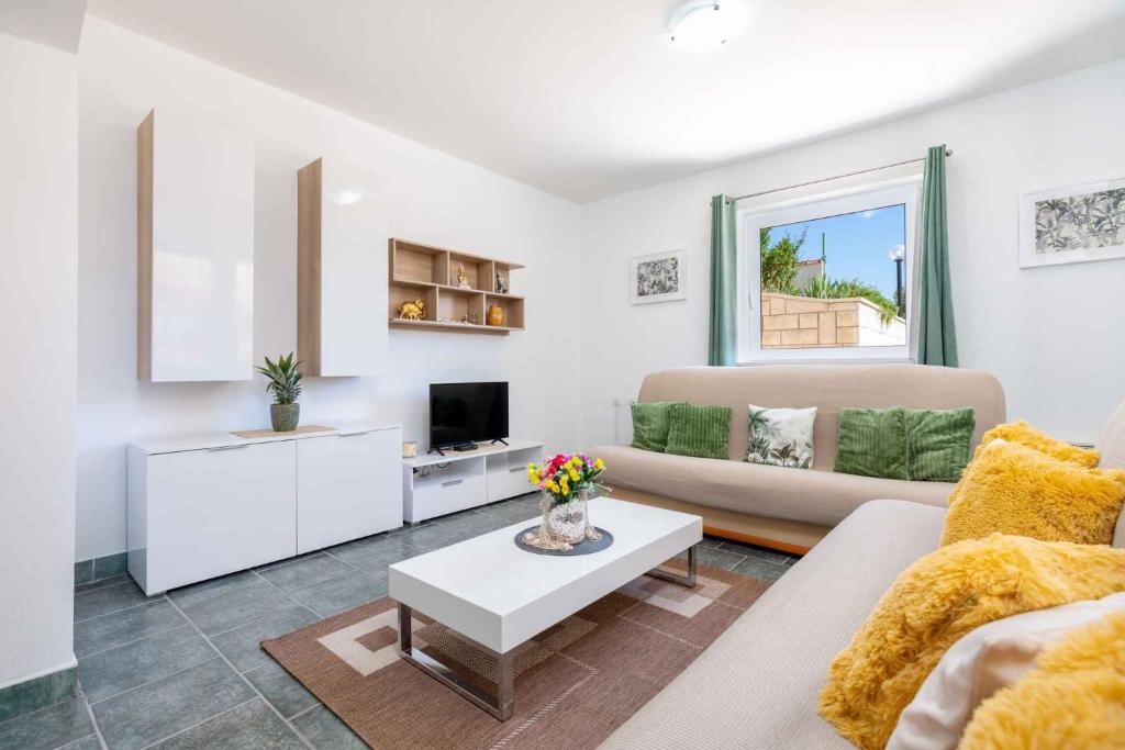 TV a/nebo společenská místnost v ubytování Apartment Rogoznica - Sibenik Riviera 36429