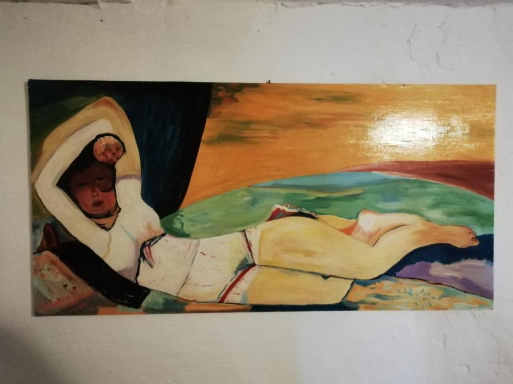 una pintura de una mujer acostada en una cama con un bebé en Monteverde rural relax en Cellino Attanasio