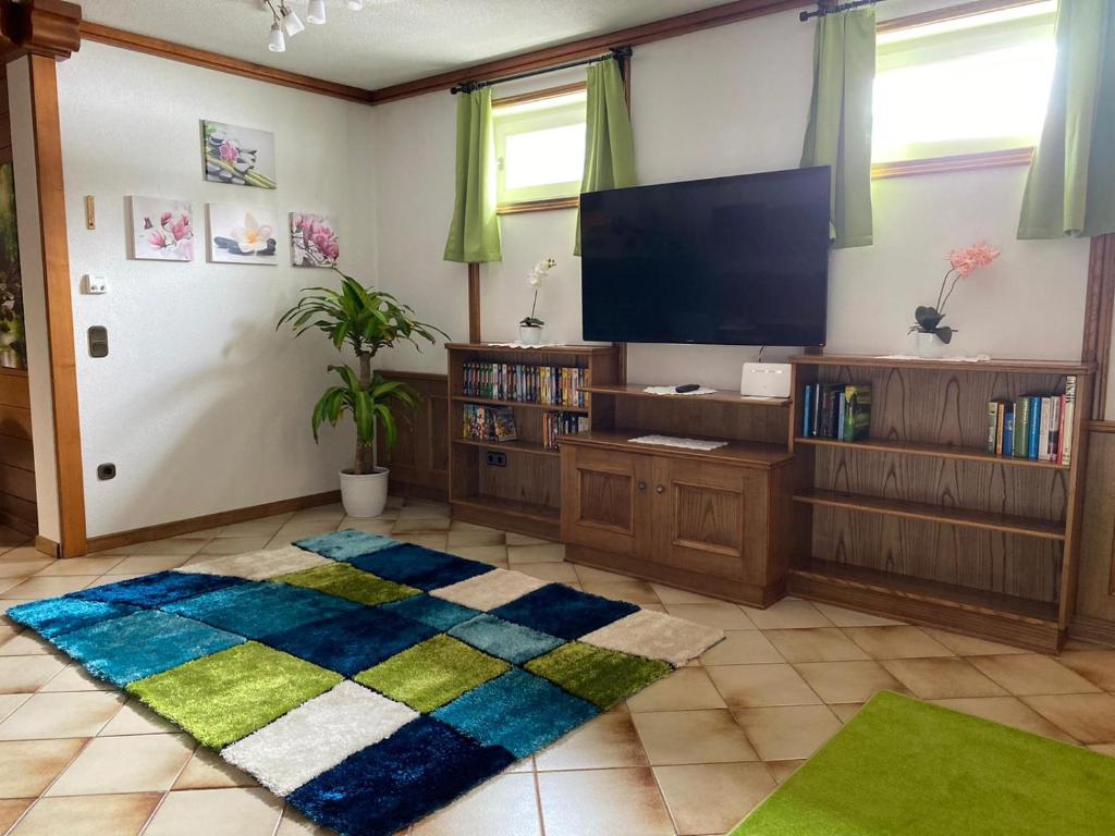 Televízia a/alebo spoločenská miestnosť v ubytovaní Hotel - Pension Scheiblechner