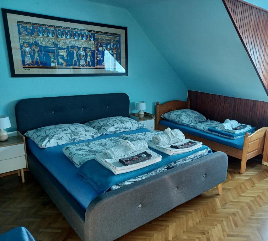 Posteľ alebo postele v izbe v ubytovaní Éva Apartmanház