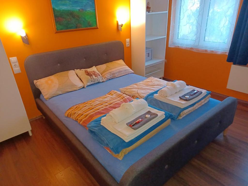 Posteľ alebo postele v izbe v ubytovaní Éva Apartmanház