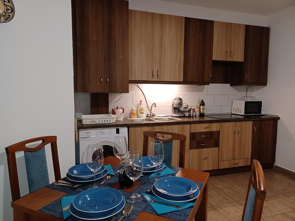 Kuchyňa alebo kuchynka v ubytovaní Éva Apartmanház