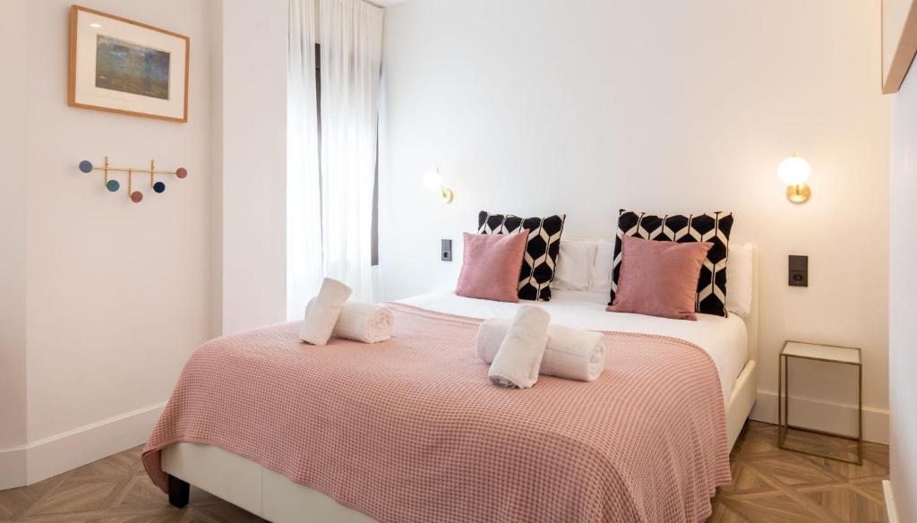A bed or beds in a room at Salado Triana Suites by Valcambre