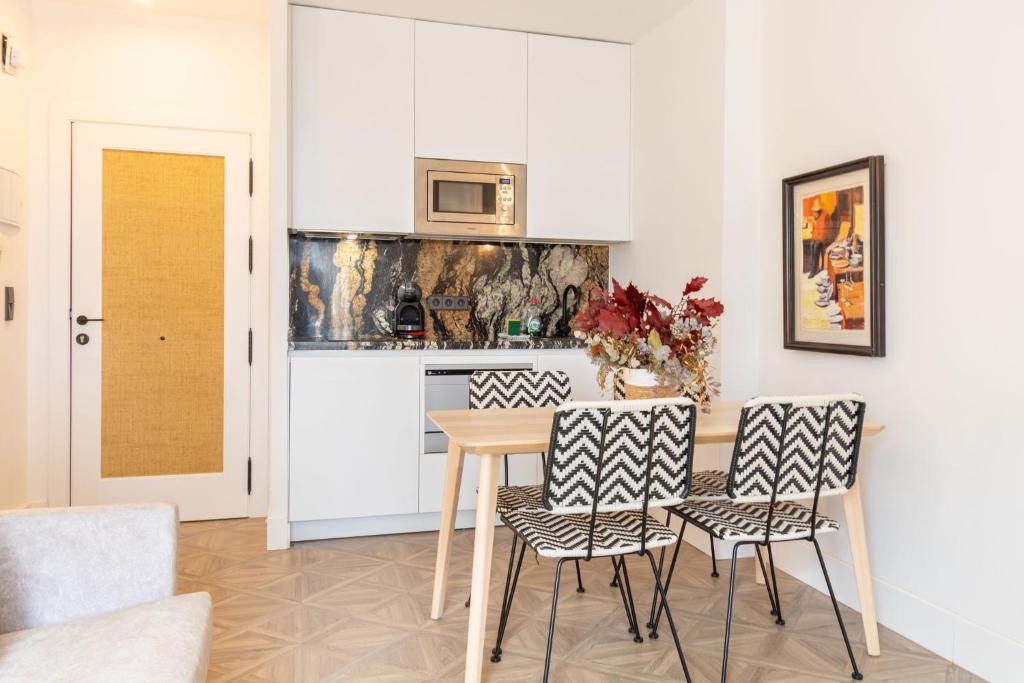 A kitchen or kitchenette at Salado Triana Suites by Valcambre