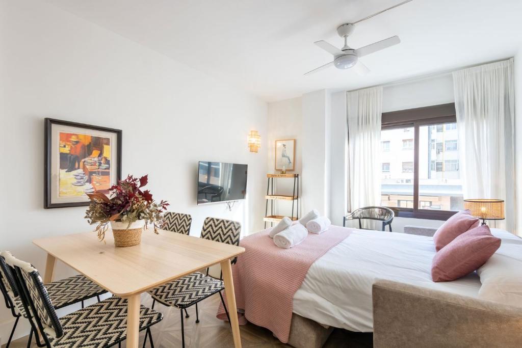 A bed or beds in a room at Salado Triana Suites by Valcambre