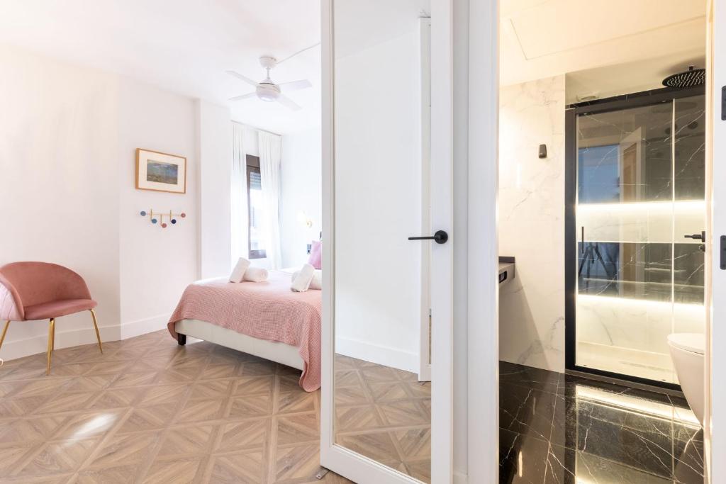 A bed or beds in a room at Salado Triana Suites by Valcambre