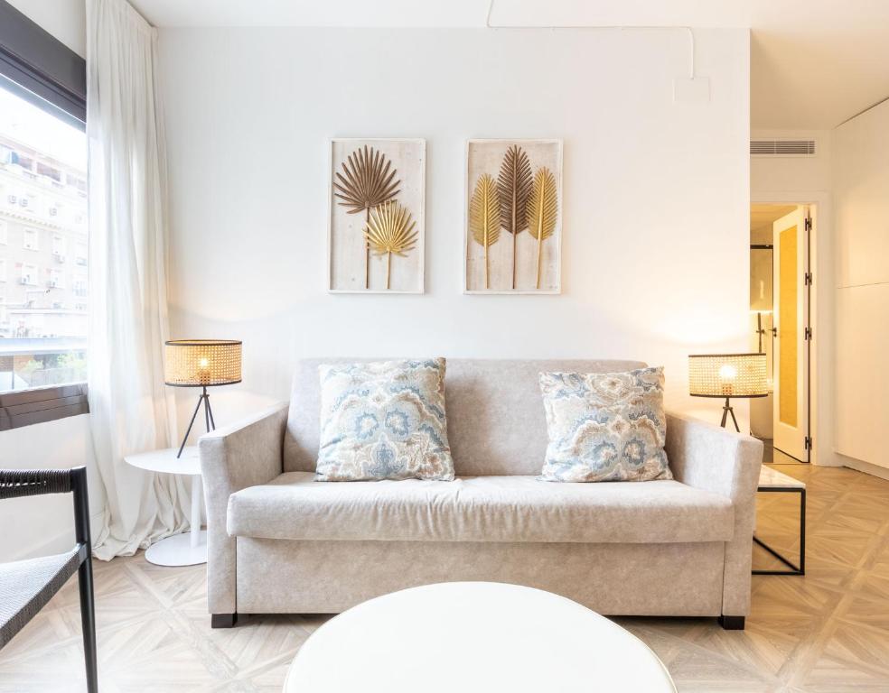 A seating area at Salado Triana Suites by Valcambre