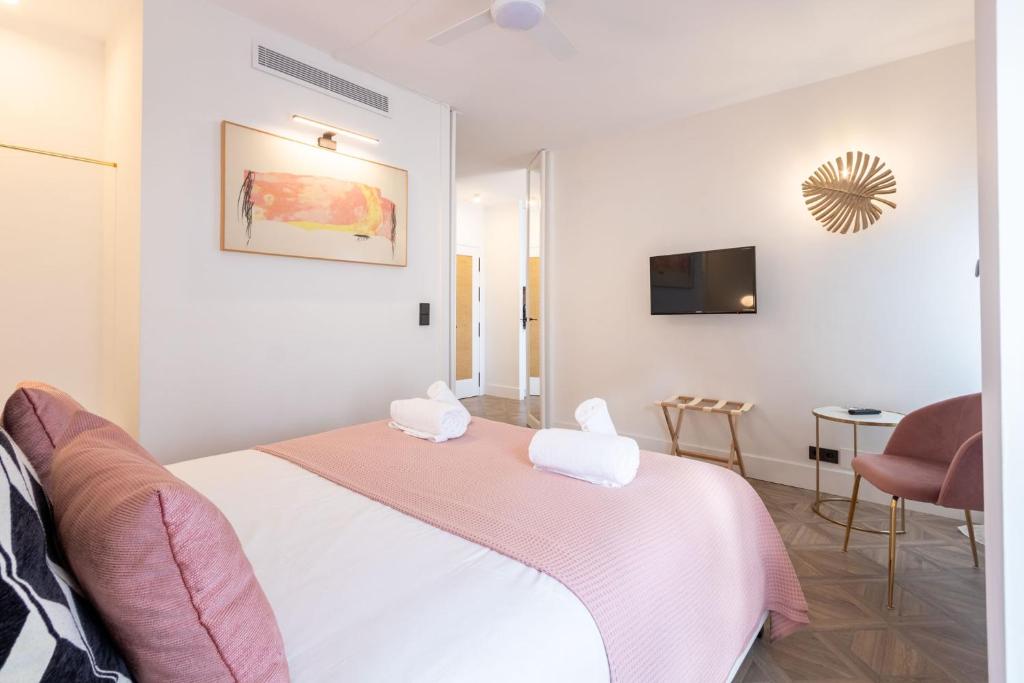 A bed or beds in a room at Salado Triana Suites by Valcambre