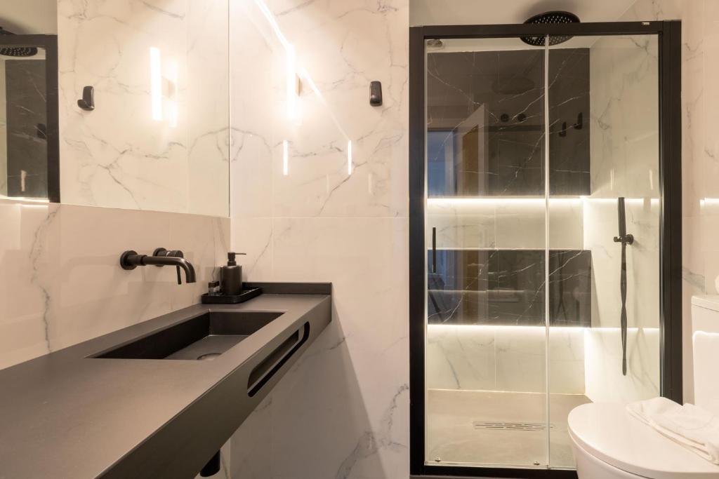 A bathroom at Salado Triana Suites by Valcambre