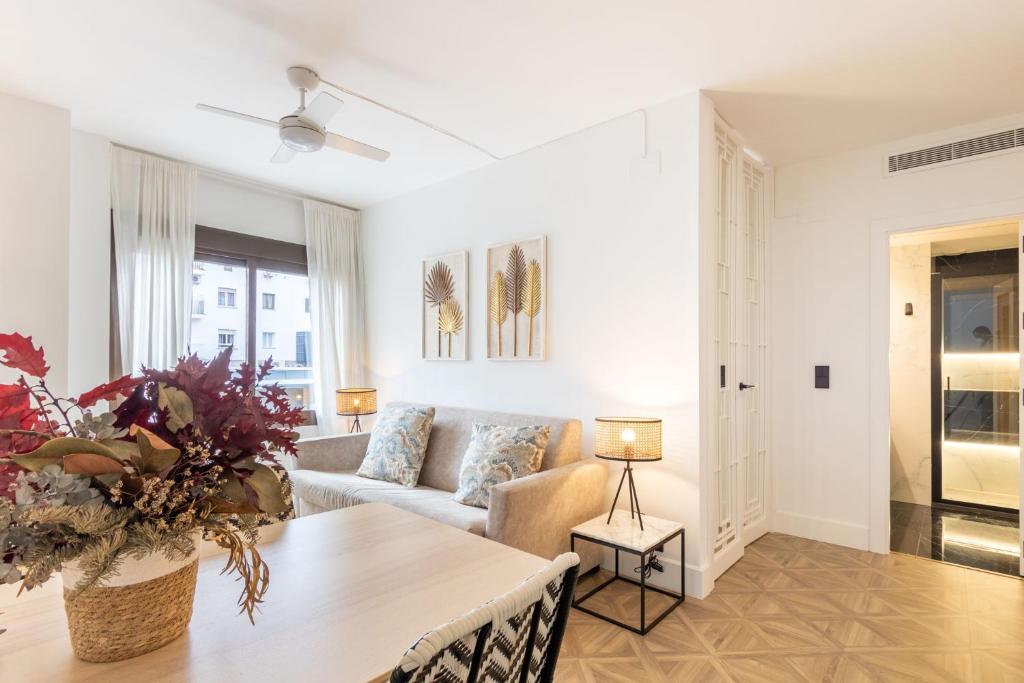 A seating area at Salado Triana Suites by Valcambre