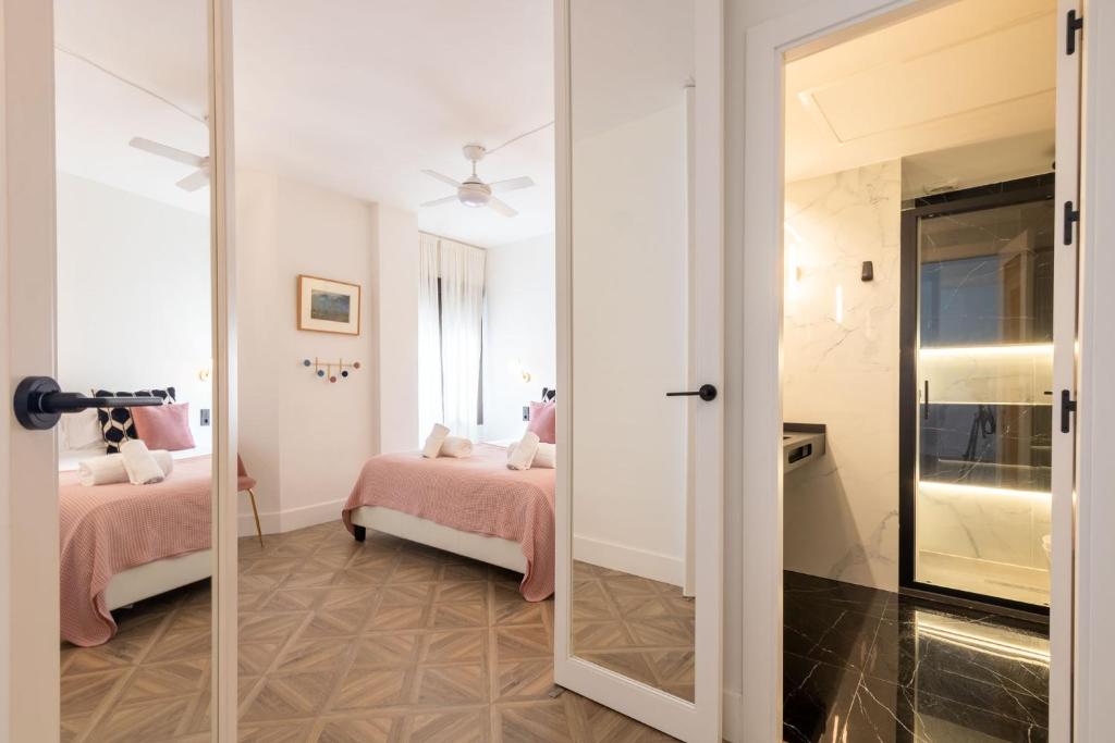 A bed or beds in a room at Salado Triana Suites by Valcambre