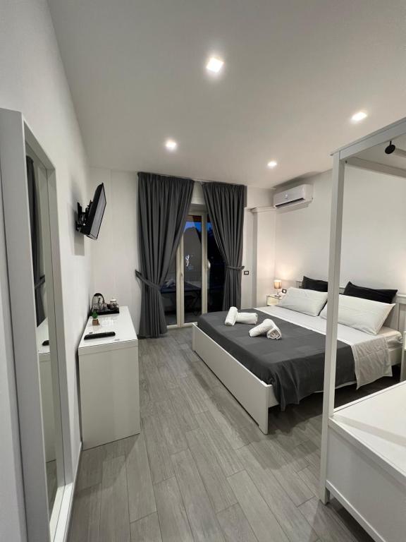 um quarto com uma cama grande e um espelho em Napoli Regina em Nápoles