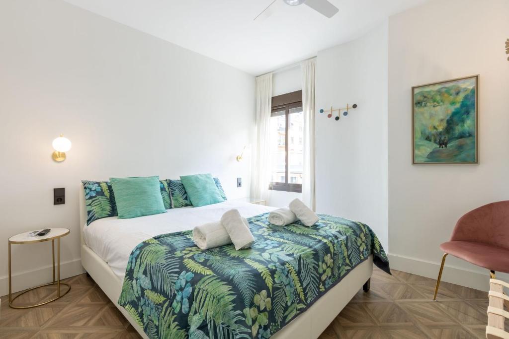 A bed or beds in a room at Salado Triana Suites by Valcambre
