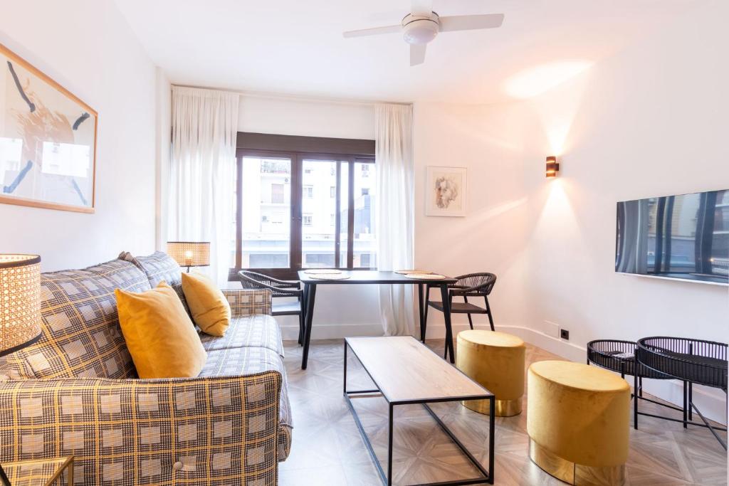 A television and/or entertainment centre at Salado Triana Suites by Valcambre