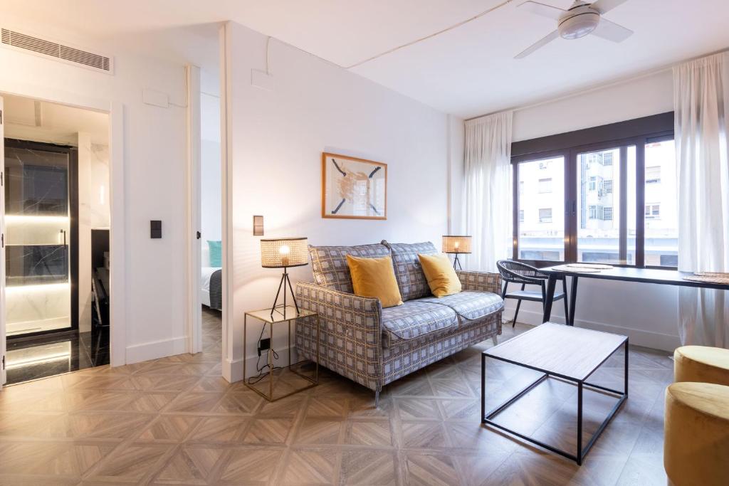 A seating area at Salado Triana Suites by Valcambre