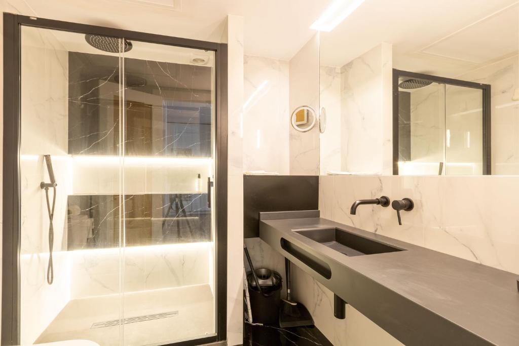 A bathroom at Salado Triana Suites by Valcambre