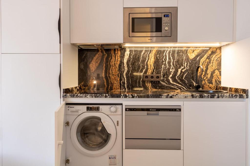 A kitchen or kitchenette at Salado Triana Suites by Valcambre