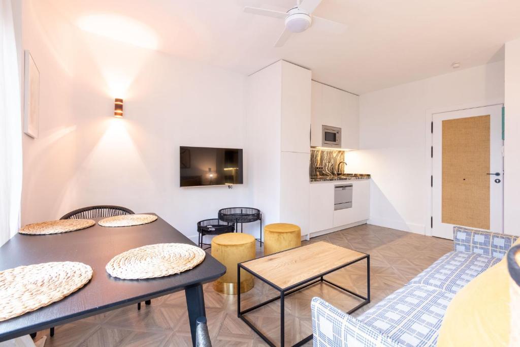 A kitchen or kitchenette at Salado Triana Suites by Valcambre