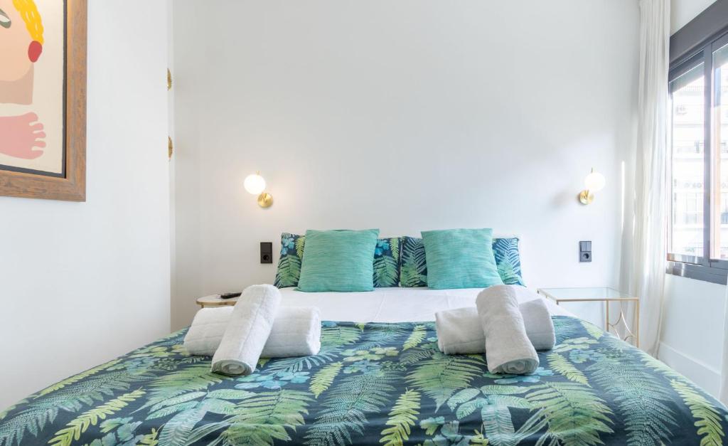A bed or beds in a room at Salado Triana Suites by Valcambre