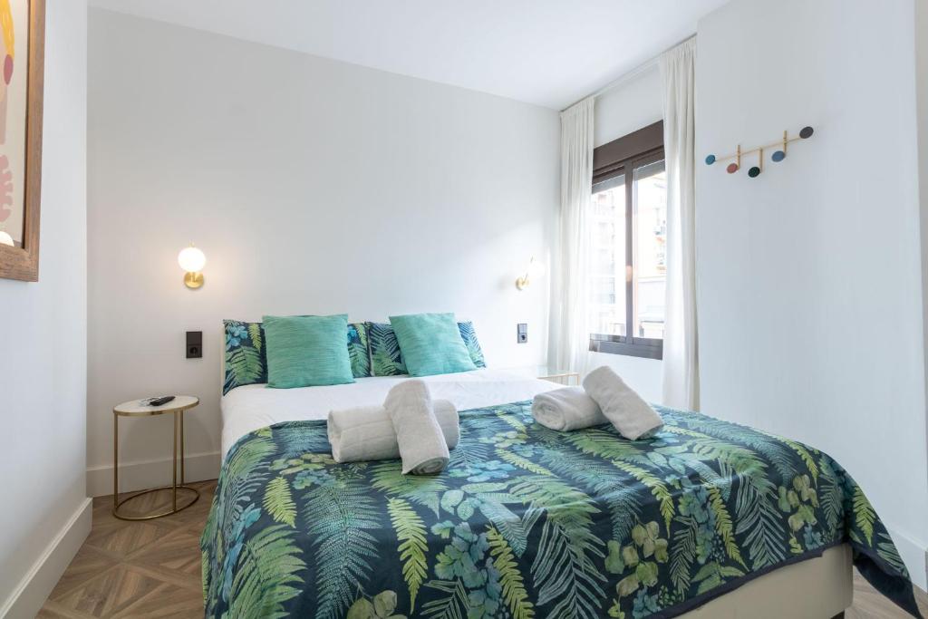 A bed or beds in a room at Salado Triana Suites by Valcambre