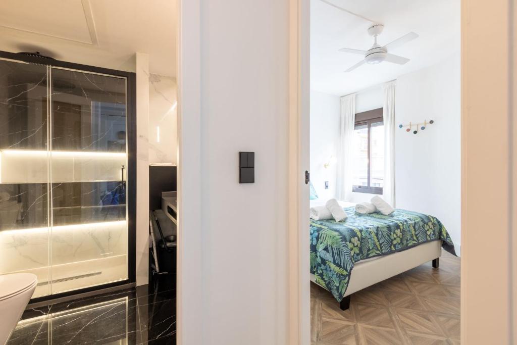 A bed or beds in a room at Salado Triana Suites by Valcambre