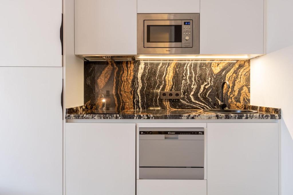 A kitchen or kitchenette at Salado Triana Suites by Valcambre
