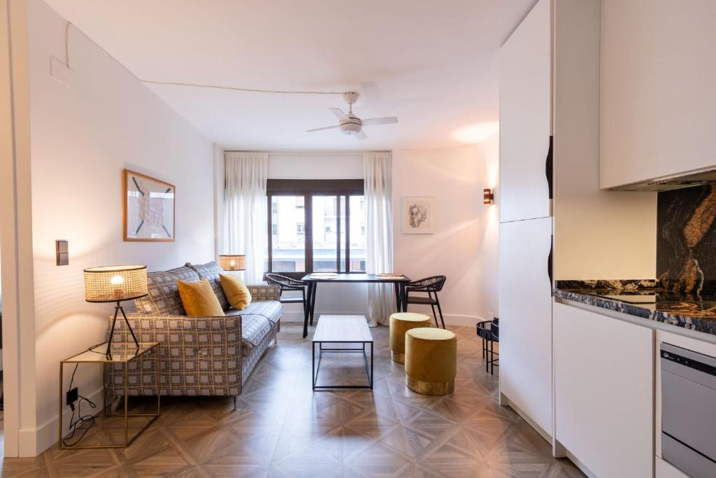 A kitchen or kitchenette at Salado Triana Suites by Valcambre