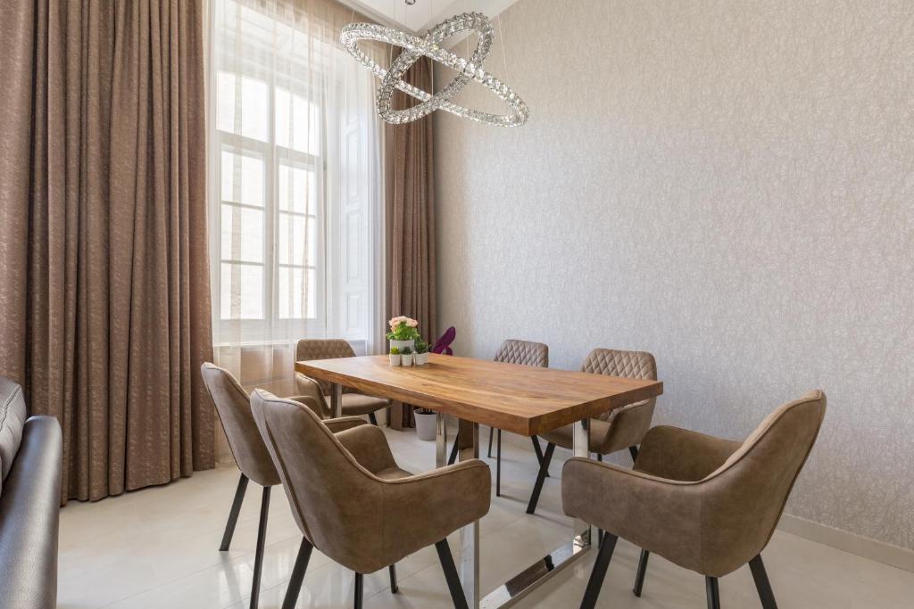 Posedenie v ubytovaní Luxury Dream Home at The Basilica 3BR/2BATH