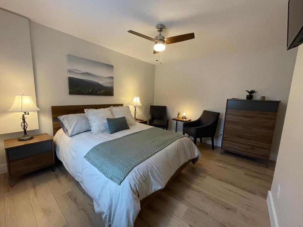 a bedroom with a bed and a ceiling fan at Le Pimbina in Mont-Tremblant