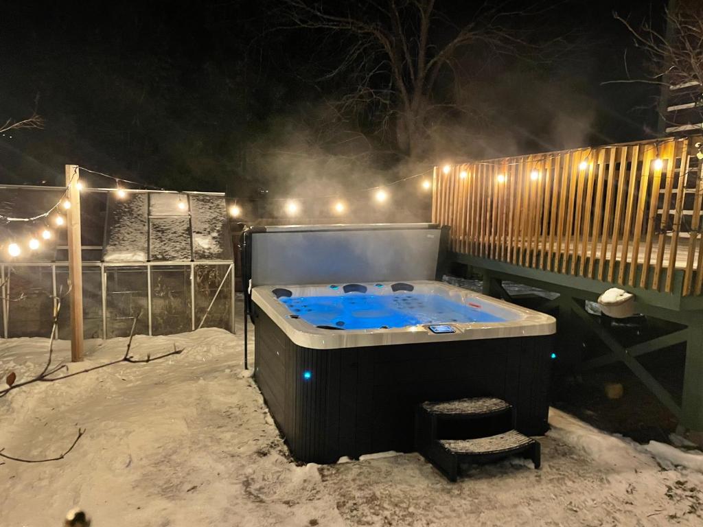 a jacuzzi tub in the snow at night at Le Pimbina in Mont-Tremblant