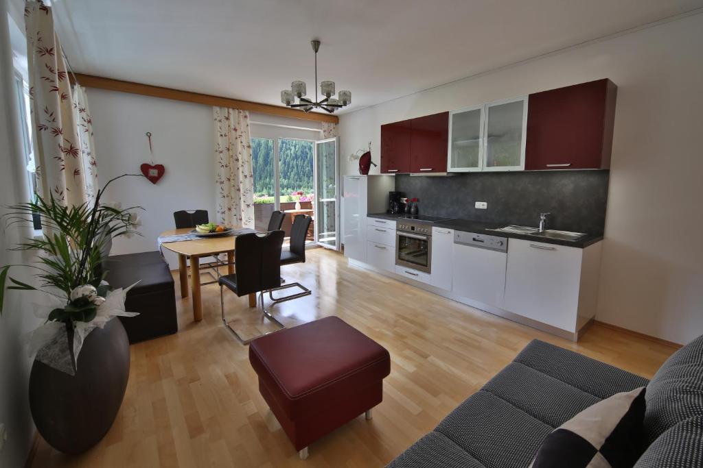 ein Wohnzimmer mit einer Küche und einem Esszimmer in der Unterkunft Ferienhaus Viktoria in Abfaltersbach