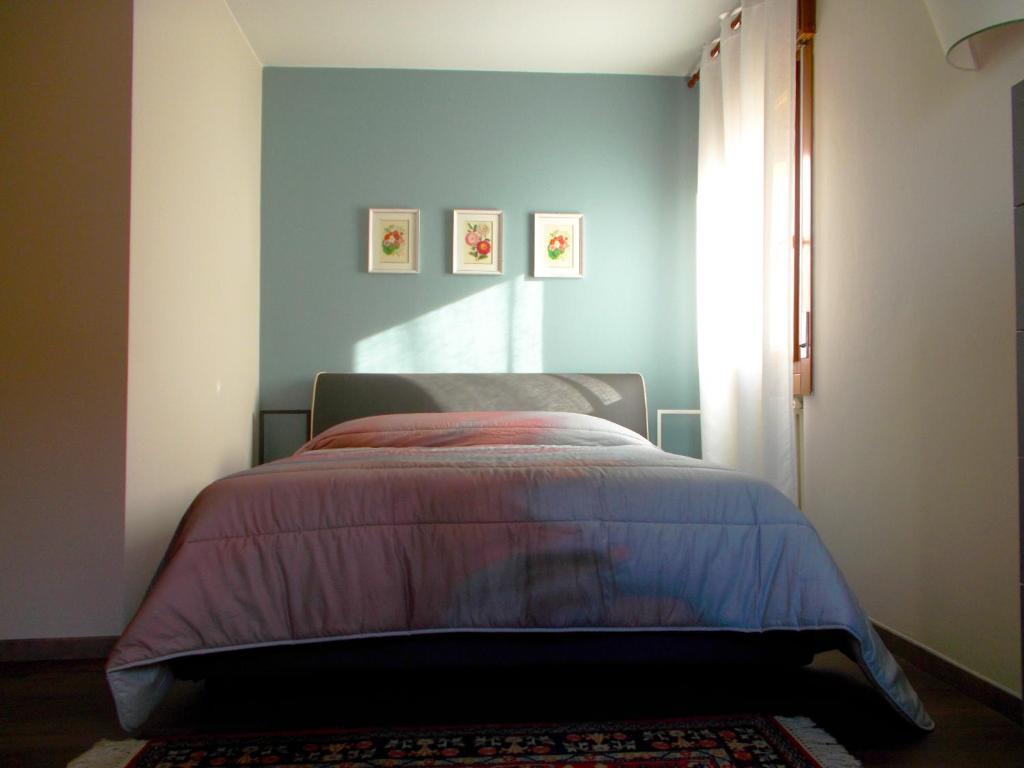 a bedroom with a bed and a blue wall at Residenza San Felice in Vicenza