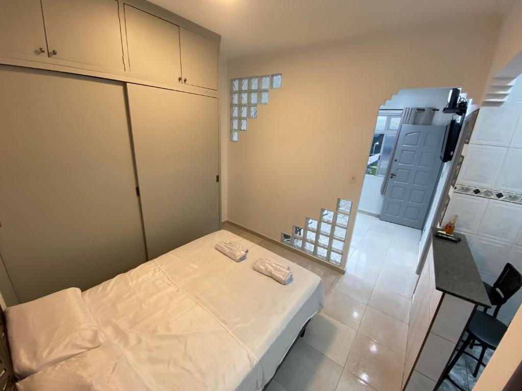Piccola camera con letto e specchio di Lindo apartamento na Ponta da Praia, em Santos :) a Santos