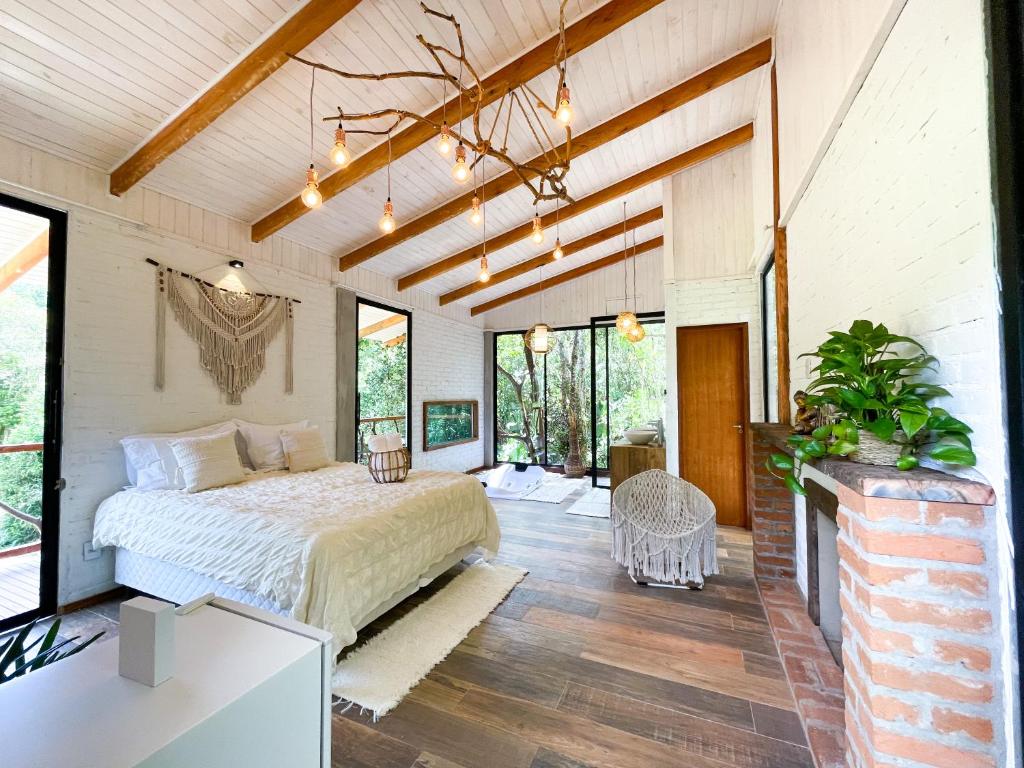 ein Schlafzimmer in einem Haus mit einem Bett darin in der Unterkunft Pousada Irreplaceable in Visconde De Maua