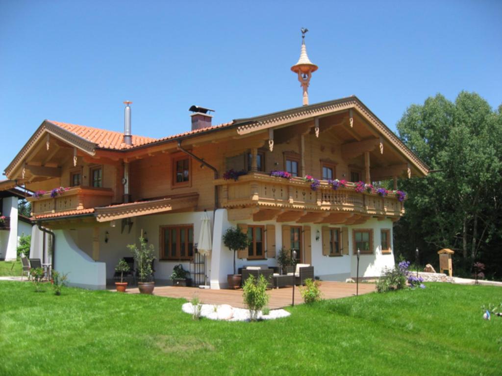 ein großes Haus mit Balkon darüber in der Unterkunft Ferienwohnungen Bauregger - Chiemgau Karte in Inzell