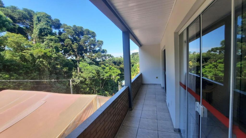 einen Balkon mit Waldblick in der Unterkunft Eco-Residencial Martins in Apiaí