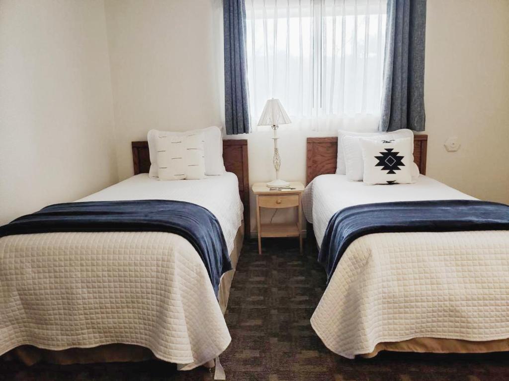 una camera d'albergo con due letti e una finestra di Baby Quail Inn a Sedona