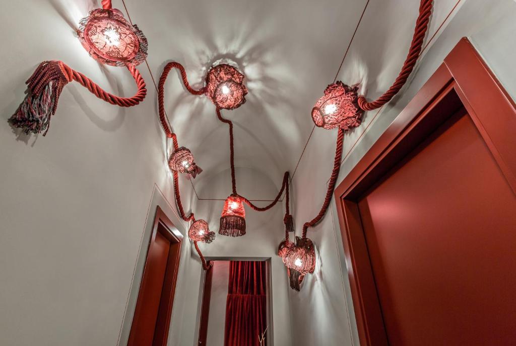 ボローニャにあるAB Suite Innovative Designの廊下に吊るされる光の集団