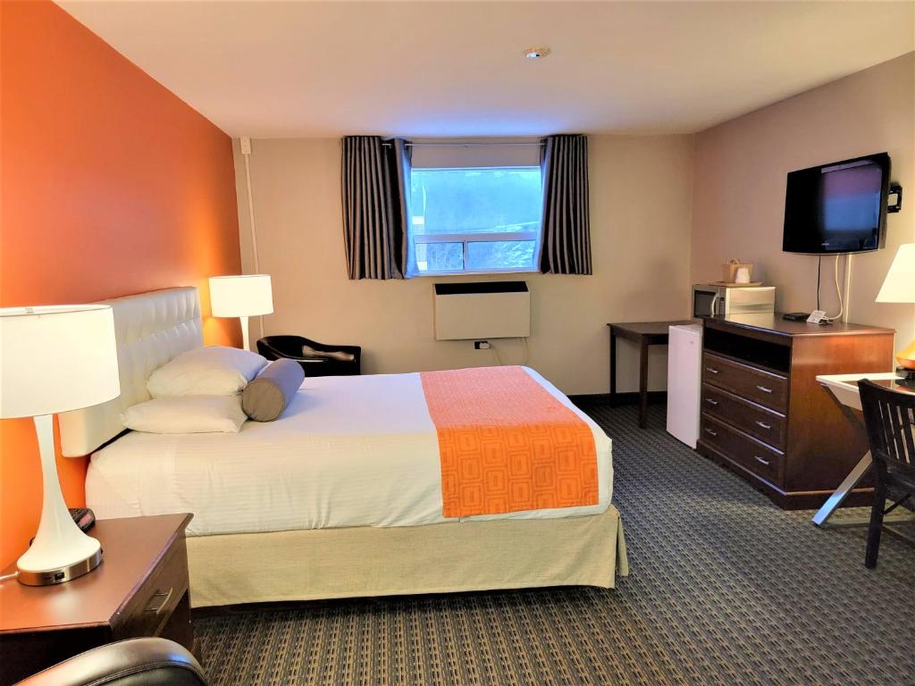 Howard Johnson by Wyndham Gravenhurst - Queen Room - Disability Access - Non-Smoking