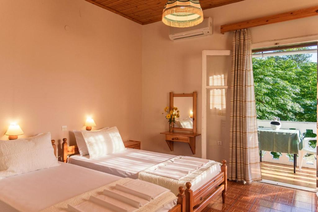 Postel nebo postele na pokoji v ubytování Corfu Country House
