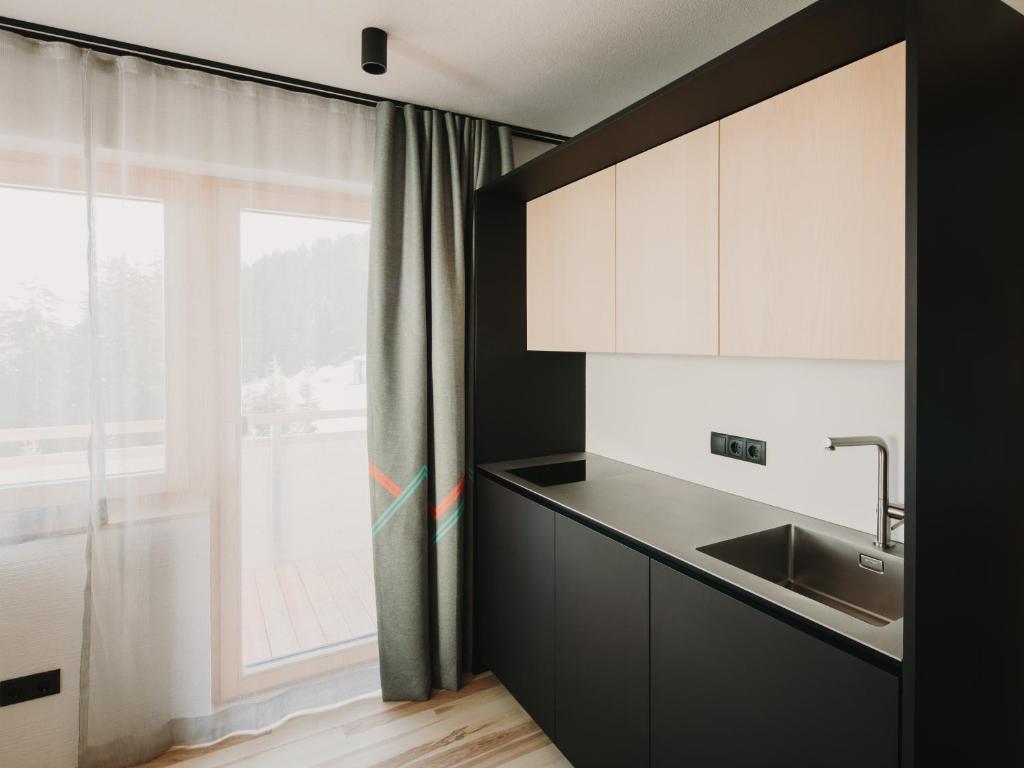 Kuchyňa alebo kuchynka v ubytovaní Alpin - Studios & Suites