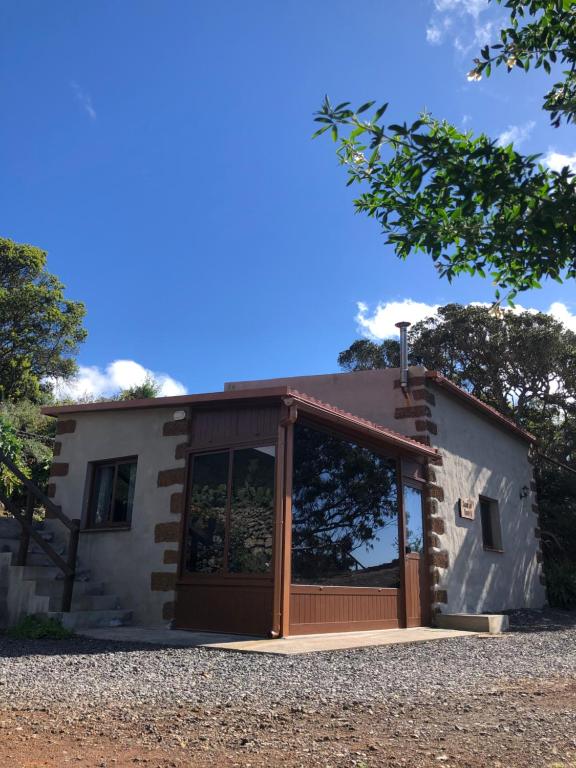 una casa con una gran puerta corredera de cristal en Casas Del Monte II en Valverde