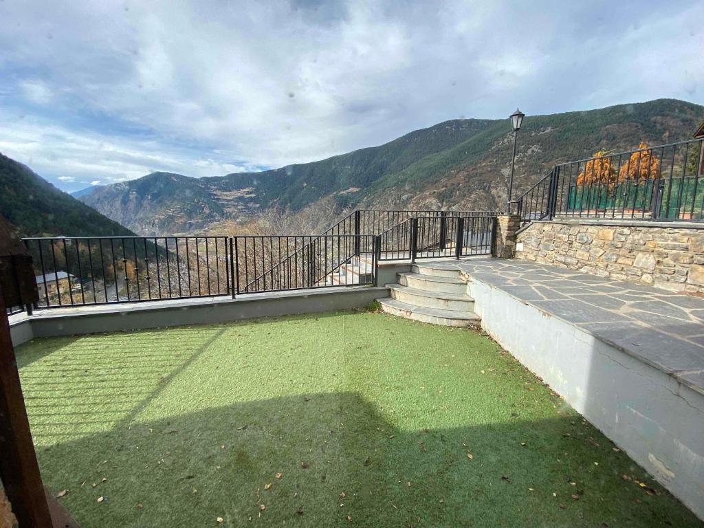 Vista generica sulle montagne o vista sulle montagne dall'interno della casa vacanze