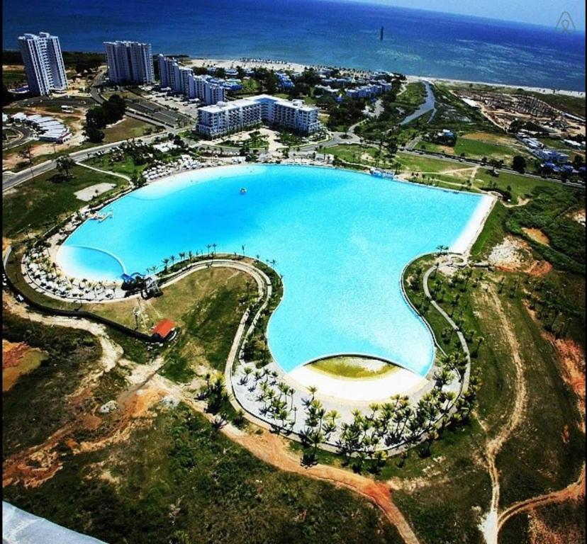 una vista aérea de una gran piscina de agua en Panoramic Ocean view Playa Blanca Suite, en Playa Blanca