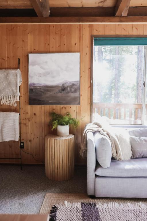 Khu vực ghế ngồi tại Cabin in the National Forest near Brian Head, Bryce Canyon and Zion