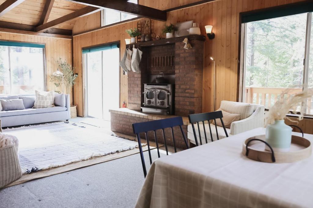 Giường trong phòng chung tại Cabin in the National Forest near Brian Head, Bryce Canyon and Zion